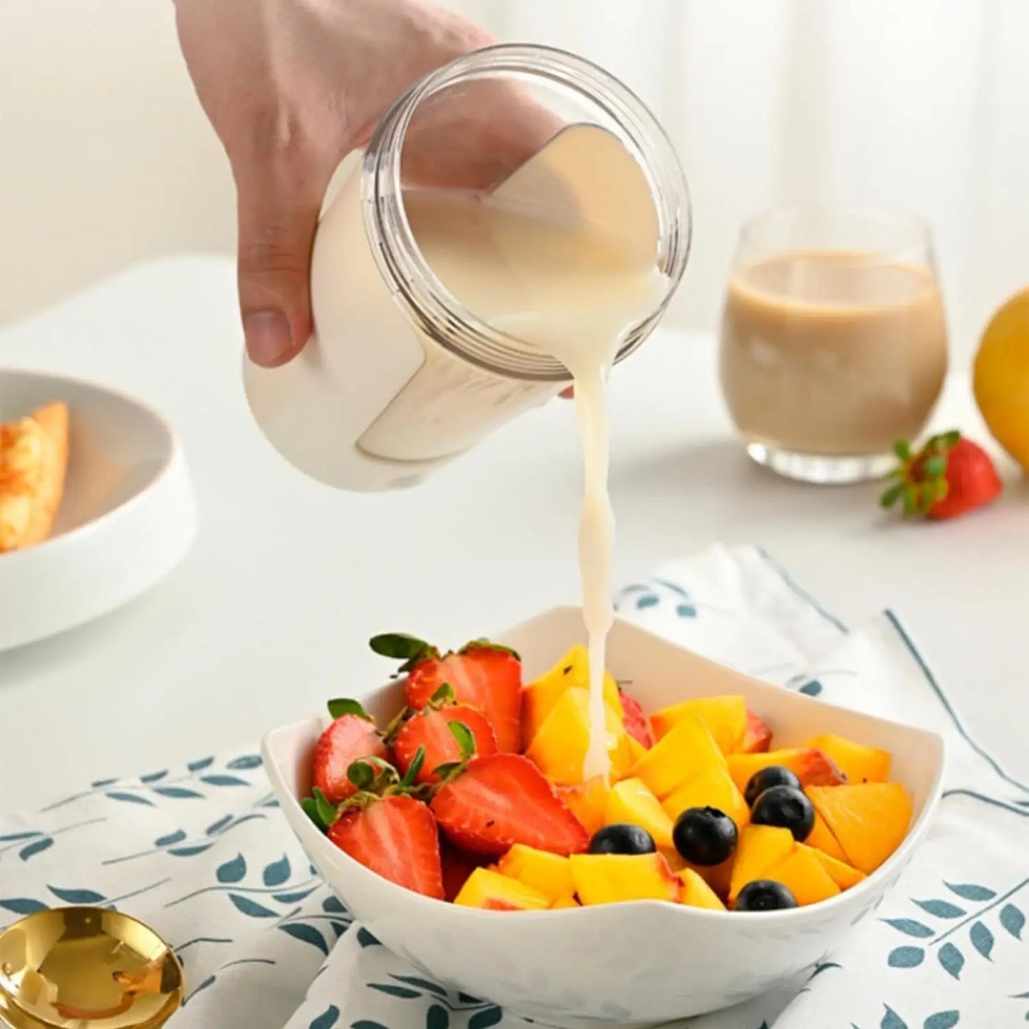 Hign-concerned Automatic Stirring Cup Coffee Mug With Leakproof Design